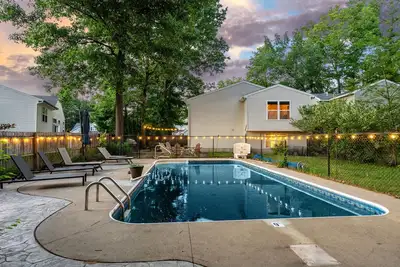 Image de Saratoga adjacent, pool & games