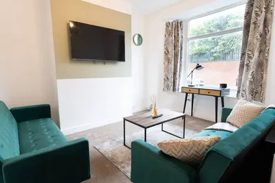 Image de Teal House • Sleeps 8 • Town Centre • Free Parking • Fast WiFi • Smart Tv