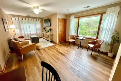 Image de New: Vintage, Mid-Century Suite above Antique Store