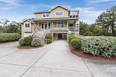 Image de Oceanside 6 Br Corolla home with pool & hot tub!