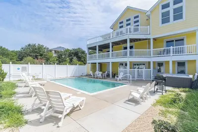 Image de Oceanside Corolla home w/ pool & hot tub just 875' to the beach!