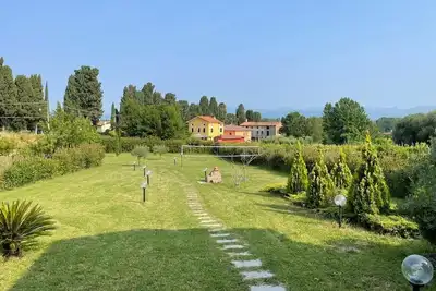 Image de Tuscan farmhouse with large private garden.