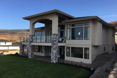 Image de Clean Home with Breathtaking Lakeview in Kelowna