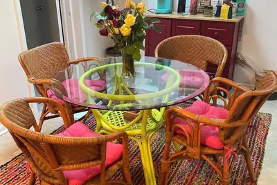 Cheerful 4 bedroom house 8 min away from Uf