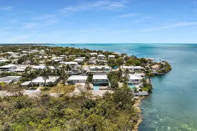 Image de Gulf front home with 3 bedrooms, pool, hot tub and Dock seconds to open water.