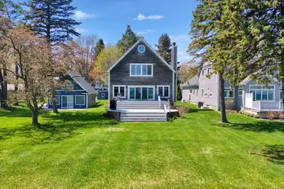 Image de Craftsman Lakefront Family Retreat w Great Views!
