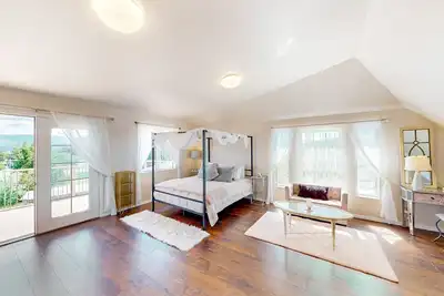 Image de Elegant wine lover's acreage with patio, chef's kitchen, & Ac - dog-friendly
