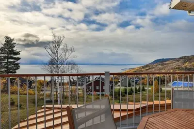 Image de Condo 63: Vue Foyer & Terrasse – Dernier Étage