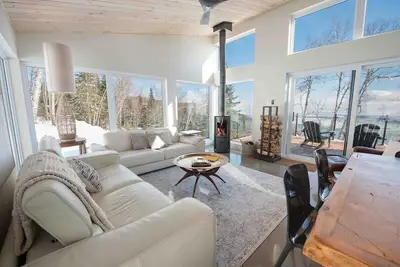 Image de Chez Annie 215: Chalet Design, Spa & Ski