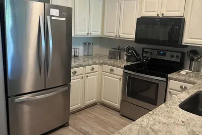 Image de Updated 3 bedroom 2 full bath condo on True Blue's \nGolf Course with water view.