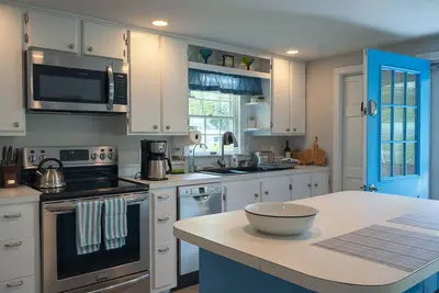 89 Shorewood -Falmouth Waterfront Getaway- pet friendly! Fire pit & water views!