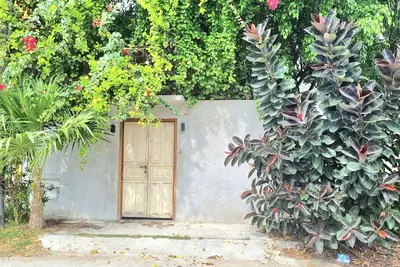 Image de Bright home, charming, new, safe, close to center, medium long term available. pet f