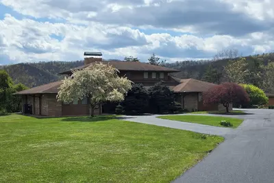 Image de Remodeled mountain home, theater room, minutes from Bluestone and Pipestem Parks