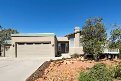 Image de Luxury West Sedona Home - close to hiking trails with a view of Coffee Pot