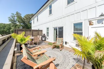 Image de Brand New 3 Bed, Pet Friendly, Steps to the Beach!