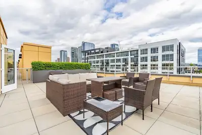 Image de 2br Penthouse | Deck, Gym | Bellevue | Sophari B