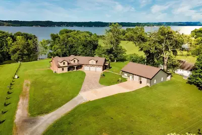 Image de Beautiful Lake Front Estate w/ Dock Sleeps 20+