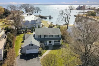 Image de Waterfront home on the Long Island sound with private beach access