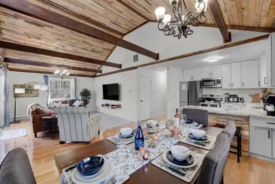 Image de Pocono Mountains Luxury Retreat with king bed and Game Room in the woods.