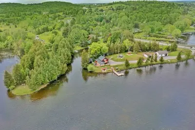 Image de Beautiful Private Lake Retreat - One of a kind!