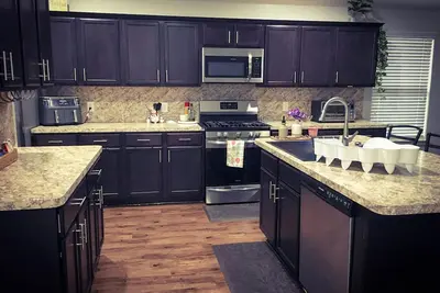 Image de Experience Comfort and Convenience in our Spacious and Cozy home.