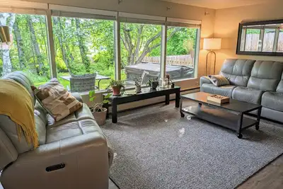 Image de Creekside Relaxation near park, downtown, and trails! Hot tub & lots of space