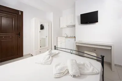 Image de Naxos City Center Room | Economy Quadruple Room| Private Balcony | City Views | Saint George