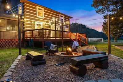 Image de Dog-Friendly Cabin with Huge Yard Near Attractions!