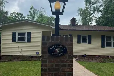 Image de Lake home with private dock close to Clemson and Greenville.
