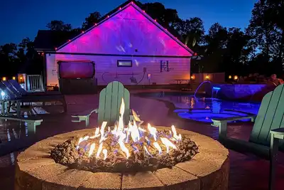 Image de Backyard Pool Oasis | Mountain Views | Hot Tub