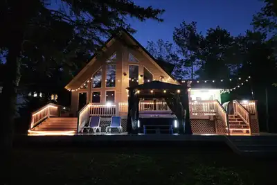 Image de Luxurious Beach House with lake view. Melt your stress away in the hot tub.