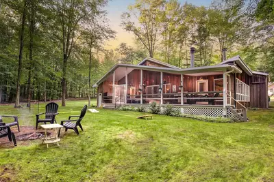 Image de Secluded getaway- Screened in porch with hot tub
