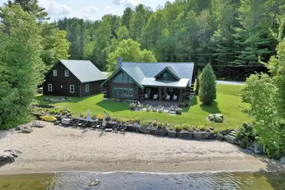 Image de Lake House - Modern Log Cabin. Private location on the lake for 8 Guests!