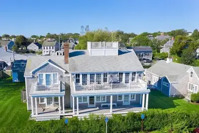 Image de In town on water Nantucket private home, sleeps up to 12
