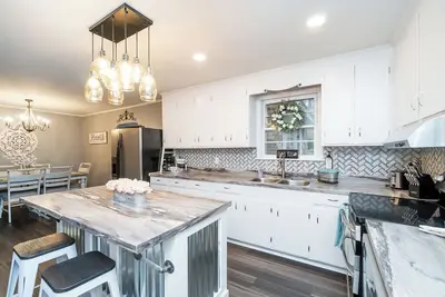 Image de Charming 3 bdrm w/ Game Room & King Sized Bed and Tv in Every Room