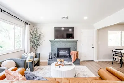 Spacious 3b Ranch by Mercy Anderson, 15 min to Dt