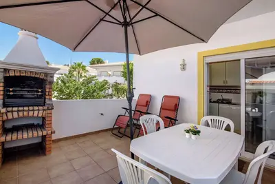 Image de Maison de vacances 'V2 A 400 M Da Praia Da Falésia' avec terrasse privée, balcon et Wi-Fi