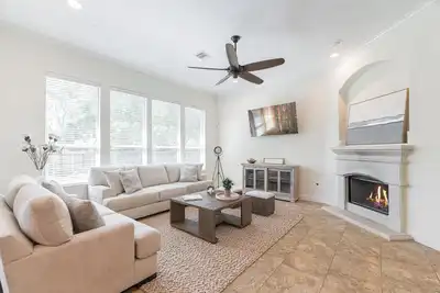 Image de Bright 4 bdr w Big backyard & Fire Pit!