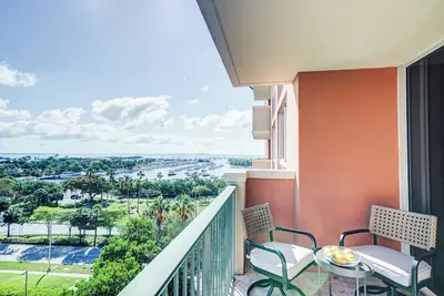Image de Coconut Grove Beauty! 1/1 Bayview Condo w/ Free Parking