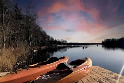 Image de Lake House/Water Front Property/Water Deck/Fire Pit\nFAMILY And Pet-Friendly!