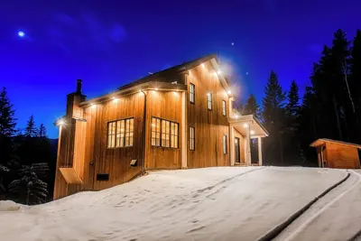 Image de Golden Hour: 3-bedroom luxury home in the Canadian Wilderness
