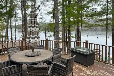 Image de Central lakefront house with private hot tub, dock, patio bar, & beach access