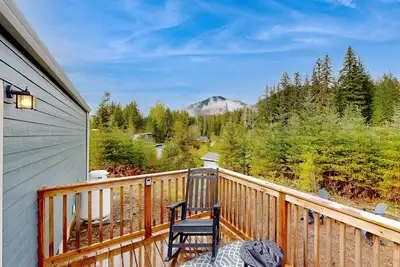 Image de Dog-friendly mtn-view cabin near river with firepit, small deck, & washer/dryer