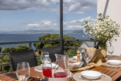 Image de Appartement de trois chambres avec la terrasse et la vue sur le mer Splitska, Brac (A-23168-a)