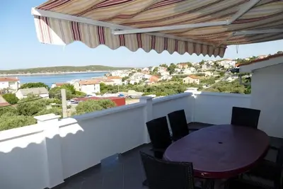 Image de Appartement de deux chambres avec la terrasse et la vue sur le mer Barbat, Rab (A-23180-a)