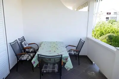 Image de Appartement de deux chambres avec la terrasse et la vue sur le mer Barbat, Rab (A-23180-b)