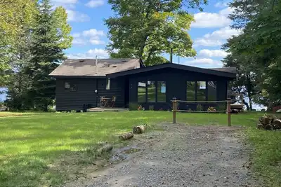 Image de Experience Muskoka in our dog friendly cottage with 2 beautiful A-frame bunkies