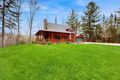 Image de Dog-friendly cabin with a pellet stove, media room, & washer/dryer