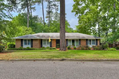 Image de 4br w/Pool Table, Fenced Yard, Grill, & Covered Parking