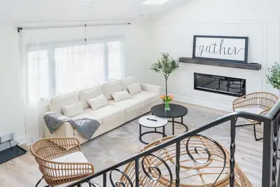 Image de Go Buckeyes! Stylish 3-Level Haven Near Osu, Ps5, Skylight, Tailgate-Ready Backyard